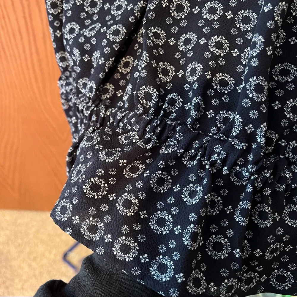 Harlowe & Graham Navy Blue Floral Blouse Size Medium Boho Cold Shoulder Flowy - Picture 2 of 11